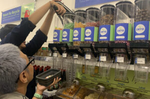 Sistem guna ulang dapat menekan krisis sampah. Foto: AZWI