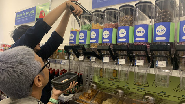 Sistem guna ulang dapat menekan krisis sampah. Foto: AZWI