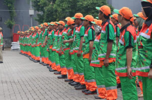 Jaga Jakarta tetap bersih selama lebaran, DLH menyiagakan ribuan petugas. Foto: DLH DKI