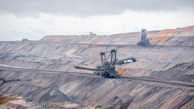 Laporan terbaru mengungkap tingginya risiko dari pesatnya industri Nikel Indonesia. Foto: Freepik