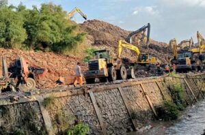 Tragedi longsor Bantargebang. Foto: Walhi