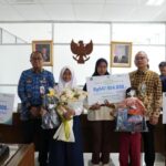 Korban Longsor TPST Bantargebang terima santunan. Foto: DLH DKI