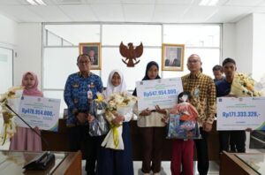 Korban Longsor TPST Bantargebang terima santunan. Foto: DLH DKI