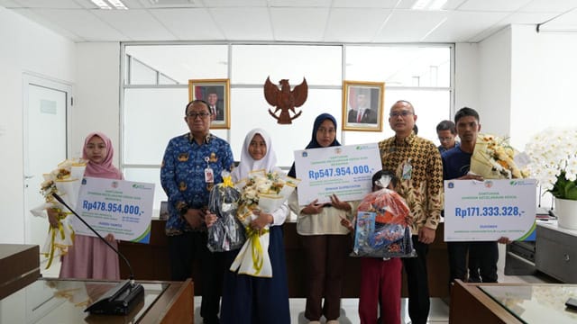 Korban Longsor TPST Bantargebang terima santunan. Foto: DLH DKI