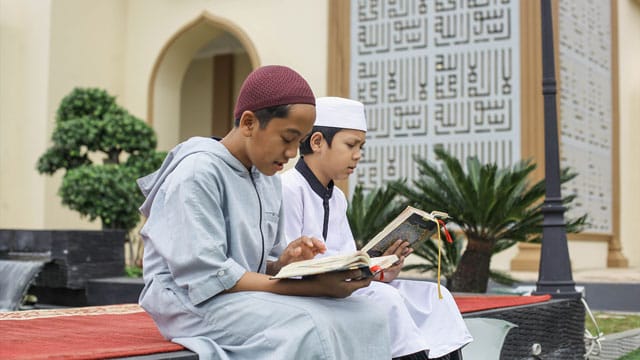 Pesantren dapat menjadi pelopor transisi energi berbasis nilai keagamaan. Foto: Freepik