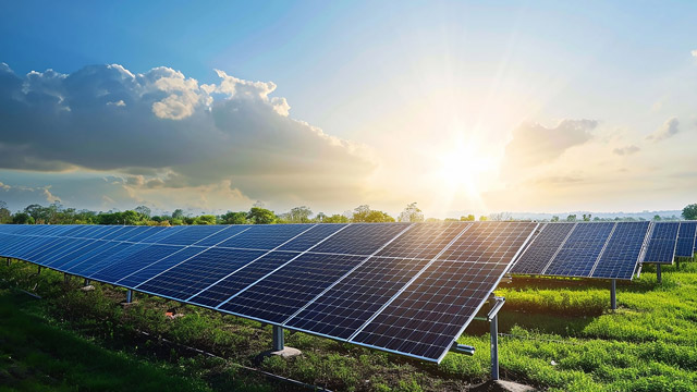 Percepatan konversi PLTD ke PLTS 100 GW, Indonesia bisa hemat US$4 Miliar. Foto: Freepik