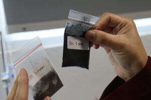 Peneliti BRIN mengembangkan katalis nanokarbon dari limbah baterai. Foto: BRIN