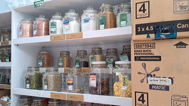 Harga plastik melonjak, saatnya Indonesia beralih ke sistem guna ulang. Foto: AZWI