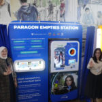 Paragon dan DLH DKI menyediakan dropbox kosmetik di Halte Transjakarta. Foto: DLH DKI