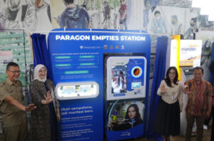 Paragon dan DLH DKI menyediakan dropbox kosmetik di Halte Transjakarta. Foto: DLH DKI