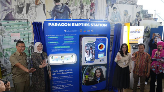 Paragon dan DLH DKI menyediakan dropbox kosmetik di Halte Transjakarta. Foto: DLH DKI