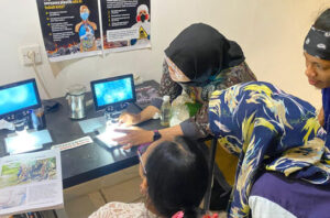 Riset Ecoton mengungkap mikroplastik dalam darah, air ketuban, dan sperma. Foto: Ecoton