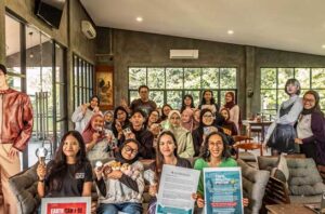 Ribuan Fans K-pop kembali menekan Hana Bank untuk menghentikan pendanaan energi fosil. Foto: KPOP4PLANET