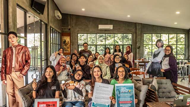 Ribuan Fans K-pop kembali menekan Hana Bank untuk menghentikan pendanaan energi fosil. Foto: KPOP4PLANET