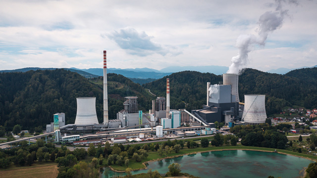 Tak cukup ganti PLTD ke PLTS, batu bara dan gas juga perlu dikurangi. Foto: Freepik