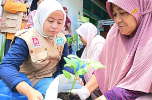 Alfamidi mengajak nasabah Bank Sampah mengolah sampah sachet dan galon bekas. Foto: Alfamidi