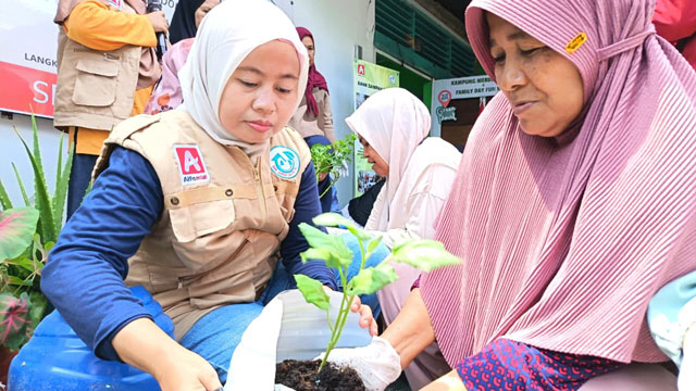 Alfamidi mengajak nasabah Bank Sampah mengolah sampah sachet dan galon bekas. Foto: Alfamidi
