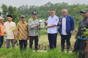 Warga Kota Batu merayakan Hari Bumi, manfaatkan sampah jadi pupuk organik. Foto: Ecoton