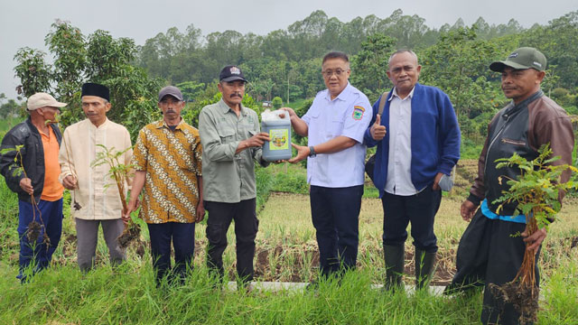 Warga Kota Batu merayakan Hari Bumi, manfaatkan sampah jadi pupuk organik. Foto: Ecoton
