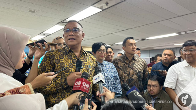 Menteri LH Jumhur menargetkan masalah sampah tuntas dalam 3 tahun. Foto: Dini J. Wardani