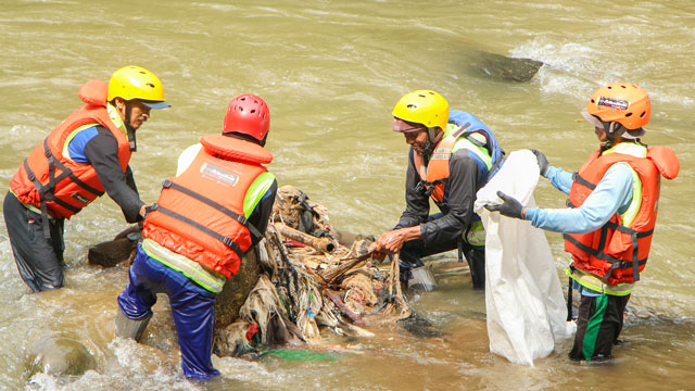 Sunset di Kebun gelar aksi bersih-bersih Ciliwung. Foto: Sunset di Kebun