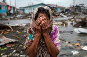 Perempuan dan anak masih menjadi kelompok paling rentan saat bencana. Foto: Freepik