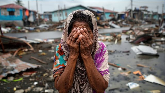 Perempuan dan anak masih menjadi kelompok paling rentan saat bencana. Foto: Freepik