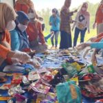 Warga Batu gelar brand audit, banyak temukan sampah sachet. Foto: Ecoton
