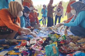 Warga Batu gelar brand audit, banyak temukan sampah sachet. Foto: Ecoton