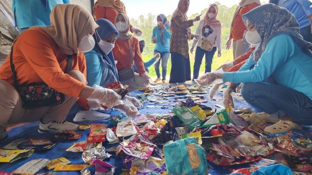 Warga Batu gelar brand audit, banyak temukan sampah sachet. Foto: Ecoton