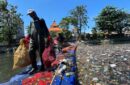 Ecoton pasang alat penjaring sampah di Kali Tebu Surabaya. Foto: Ecoton