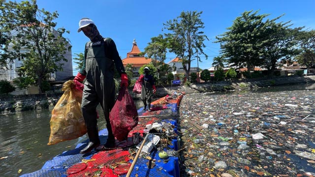 Ecoton pasang alat penjaring sampah di Kali Tebu Surabaya. Foto: Ecoton