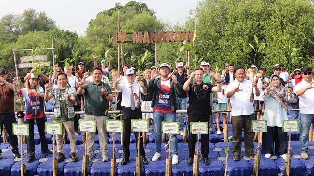 Penanaman bibit mangrove. Foto: Penanaman bibit mangrove. Foto: Generasi Energi Bersih Indonesia
