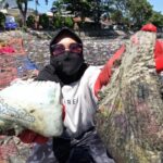 Sampah popok sekali pakai mencemari Kali Tebu Surabaya. Foto: Ecoton