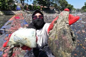 Sampah popok sekali pakai mencemari Kali Tebu Surabaya. Foto: Ecoton
