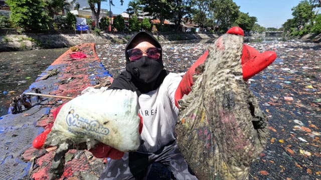 Sampah popok sekali pakai mencemari Kali Tebu Surabaya. Foto: Ecoton
