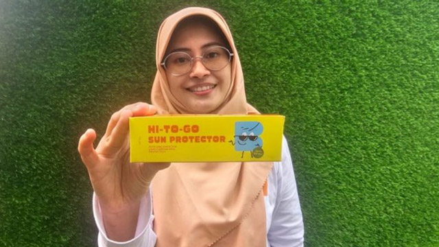 Dosen Universitas Brawijaya Rosalina Ariesta Laeliocattleya membuat sunscreen dari ekstrak rambut jagung. Foto: Prasetya UB