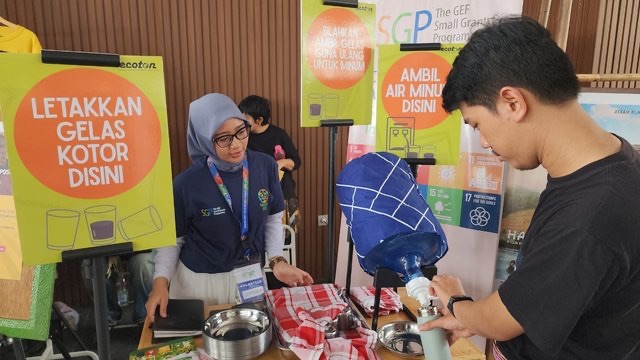 Festival Raksha Loka menekan timbulan sampah lewat reuse dan refill. Foto: Ecoton