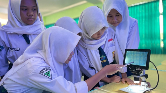 Kali Tebu Surabaya tercemar mikroplastik. Foto: Ecoton
