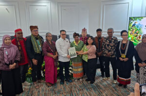 Penyerahan kebijakan peta jalan. Foto: KLH/BPLH