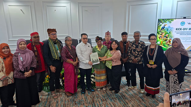 Penyerahan kebijakan peta jalan. Foto: KLH/BPLH