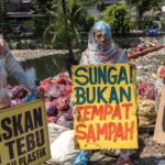 Dalam dua bulan, 27 ton sampah terangkut dari Kali Tebu Surabaya. Foto: Ecoton
