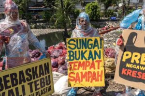 Dalam dua bulan, 27 ton sampah terangkut dari Kali Tebu Surabaya. Foto: Ecoton