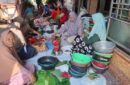 Warga Siba Klasik Gresik bawa wadah sendiri untuk ambil daging kurban. Foto: AZWI