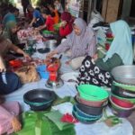 Warga Siba Klasik Gresik bawa wadah sendiri untuk ambil daging kurban. Foto: AZWI