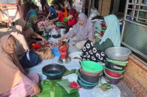 Warga Siba Klasik Gresik bawa wadah sendiri untuk ambil daging kurban. Foto: AZWI