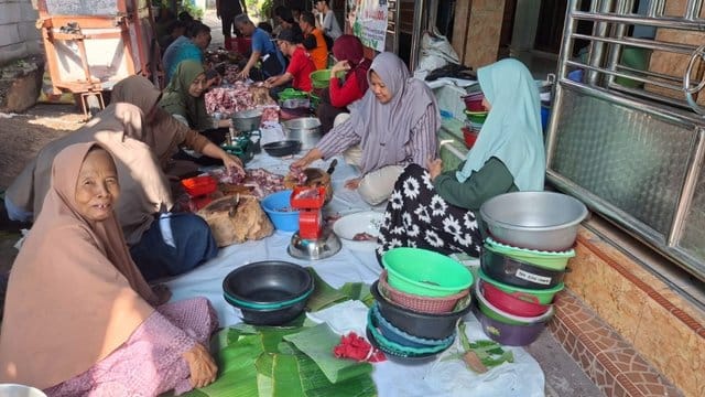 Warga Siba Klasik Gresik bawa wadah sendiri untuk ambil daging kurban. Foto: AZWI