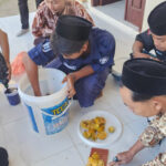 300 santri di Jember ikuti edukasi lingkungan dan praktik eco enzyme. Foto: Ecoton