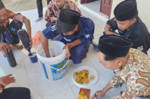 300 santri di Jember ikuti edukasi lingkungan dan praktik eco enzyme. Foto: Ecoton