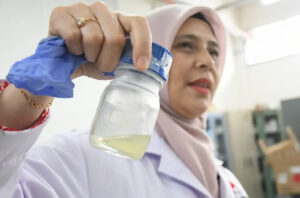 Periset BRIN mengubah limbah sawit jadi minyak biomassa. Foto: BRIN